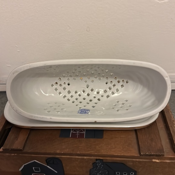 Unique Porcelain Treasurers Lattice Look Butter Dish w/Lid & Handle White & Gold - Picture 6 of 7